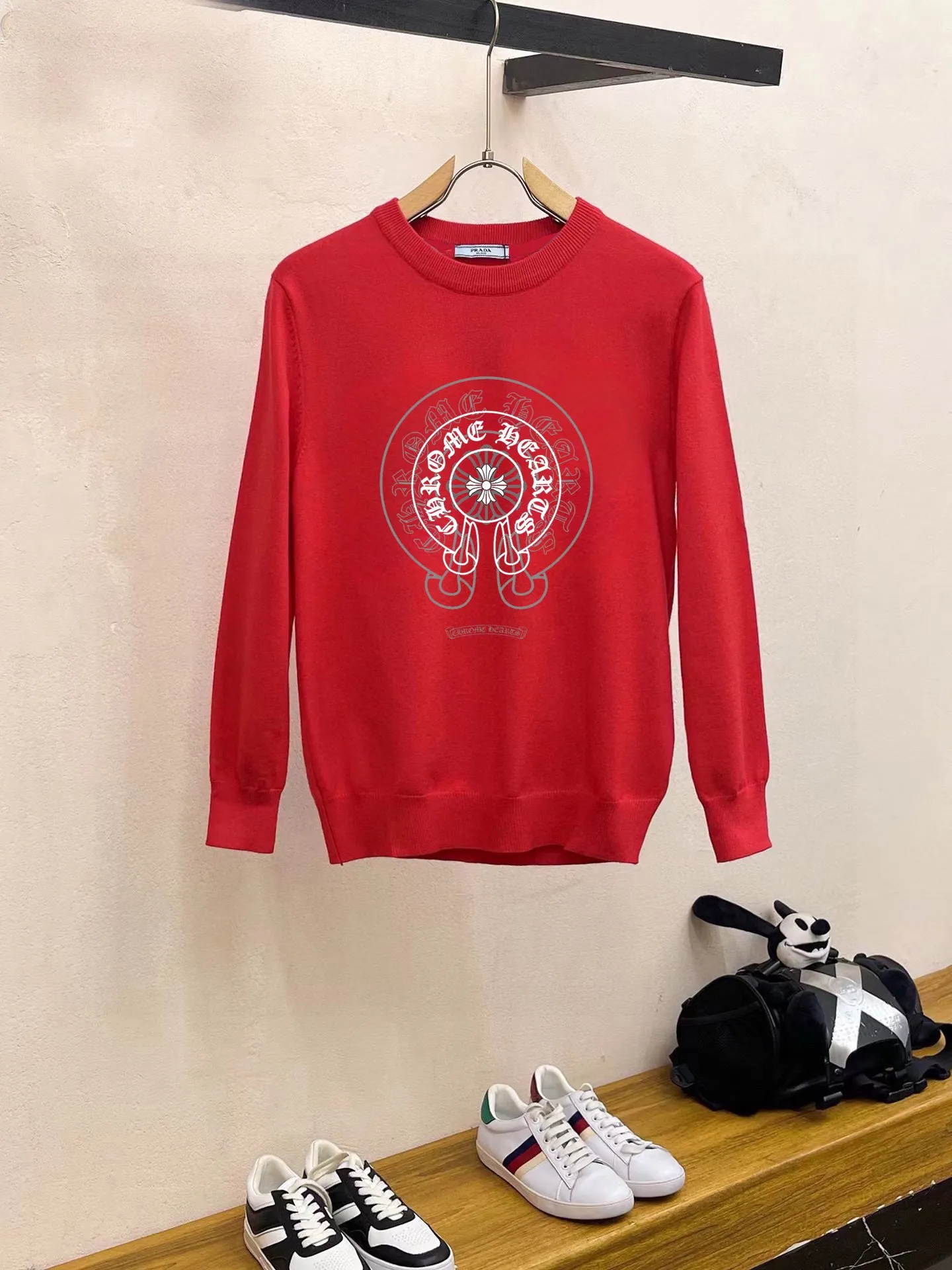 🅿️240 【ChampionHearts】Autumn and winter classic round neck pullover sweater, in full condition! ! ! Wool blended fabric, the latest model in 2025, golden ratio! ! Slim-fitting soft gold, versatile and practical item, the combination and practicality are extremely powerful, simple and elegant, and classy! To create your own style, it is highly recommended to buy it in two colors. The standard slim fit tailoring process is suitable for both young and old men. It is knitted from wool and will not cause any discomfort! While keeping warm, it is stylish, textured and wearable, and the classic logo with contrasting colors on the chest feels in place! ! Recommended for regular customers! ! Size M-3XL (maximum wear: 190 pounds)